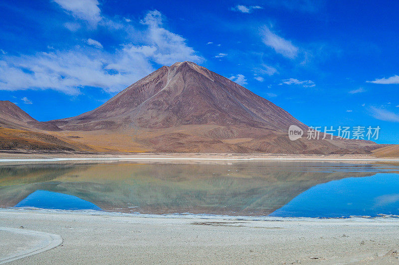 玻利维亚乌尤尼盐湖的彩色泻湖