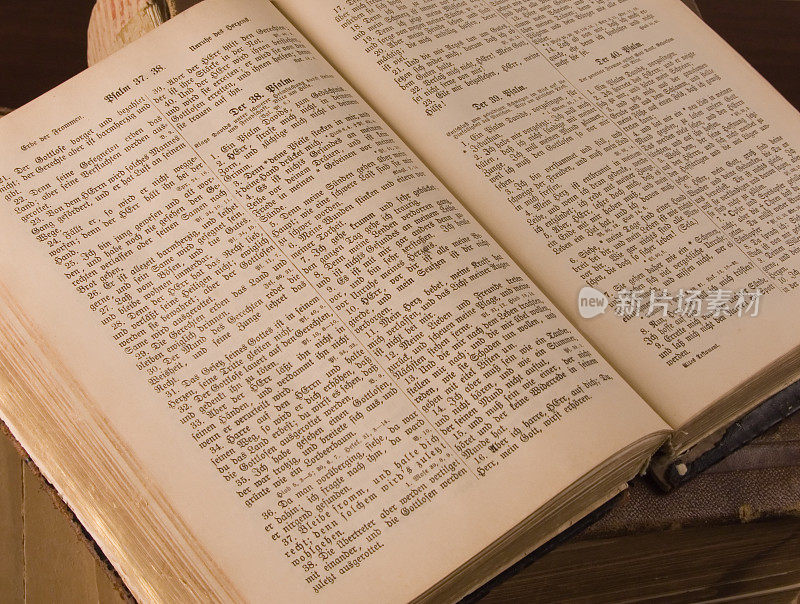 古老的德国圣经打开到诗篇38