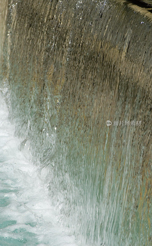 河上瀑布步道