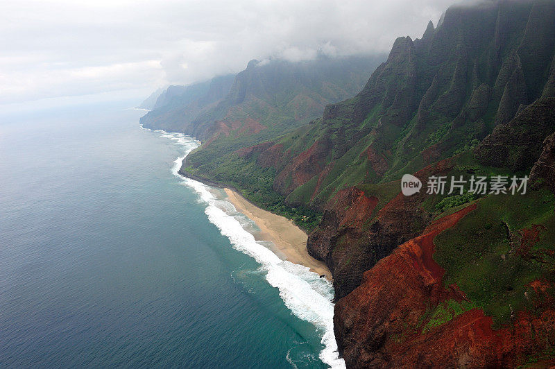 美国夏威夷考艾岛崎岖的纳帕利海岸线。