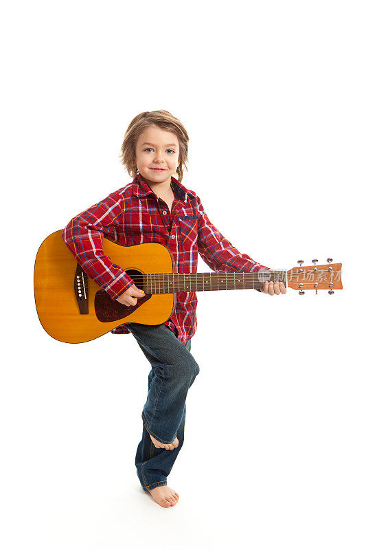 可爱的孩子弹吉他
