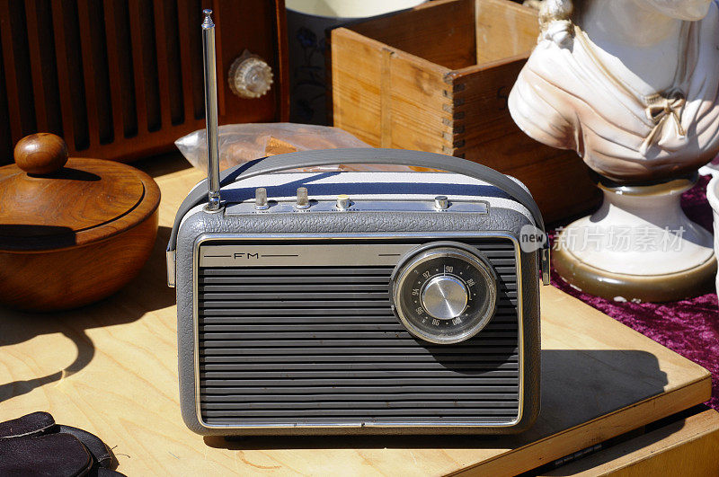 台旧收音机