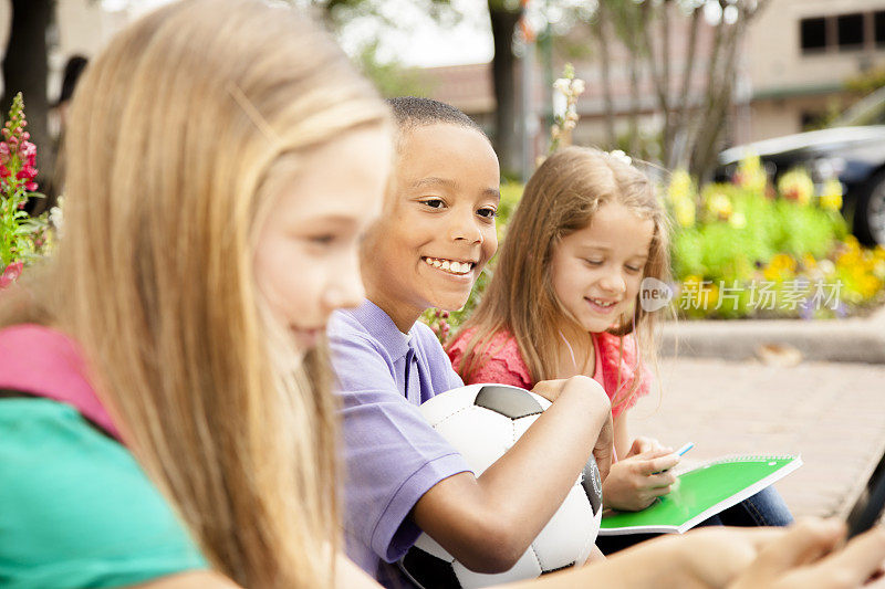 学生:三个小学的混血孩子在等父母