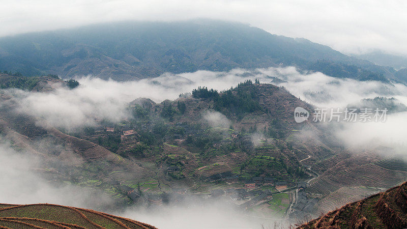 村庄和梯田在早春的雾中