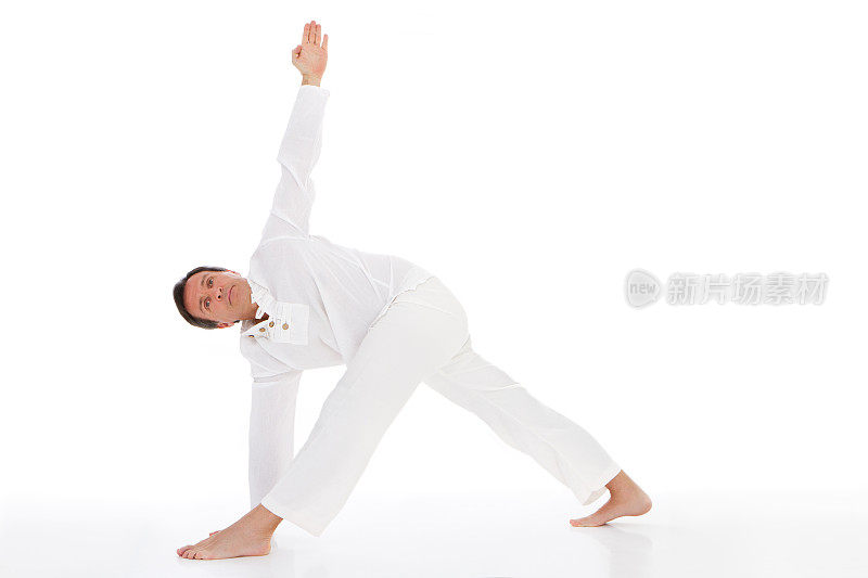 成年男子练习瑜伽-三kanasana姿势