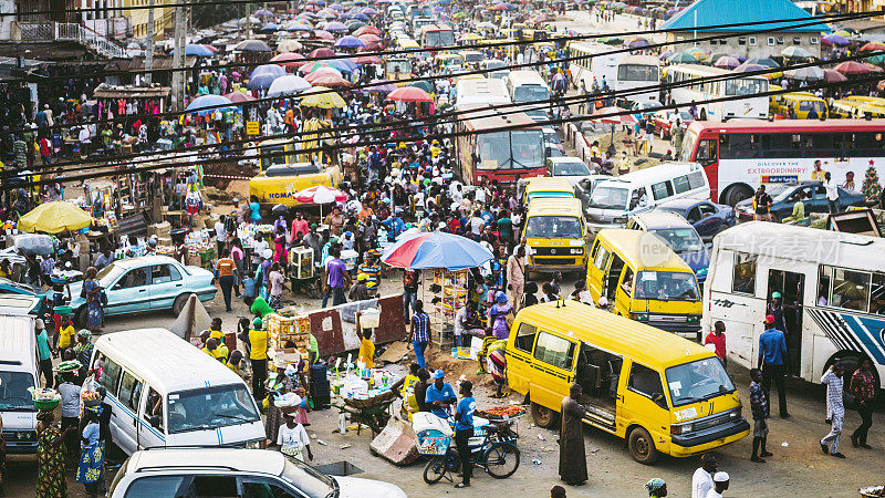 尼日利亚拉各斯繁忙的街道。