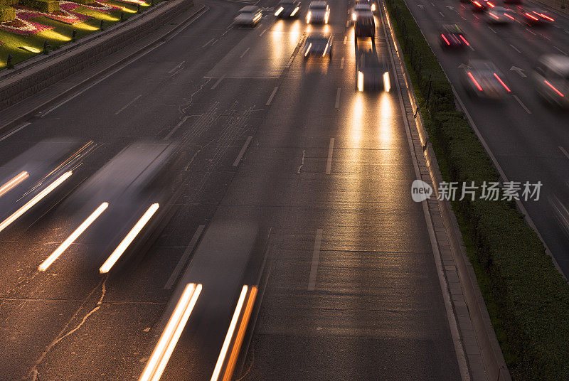 多车道高速公路夜间高峰时段的交通状况