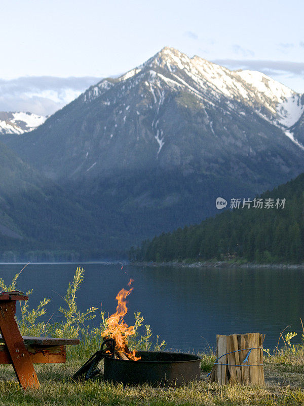 瓦洛瓦湖俄勒冈火环与木水山傍晚