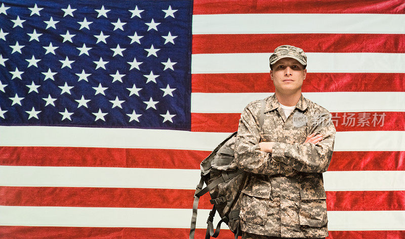 一个军人在美国国旗前