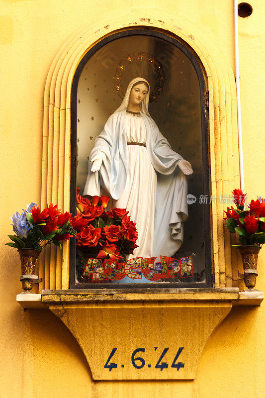 意大利彩色宗教墙圣殿与圣母