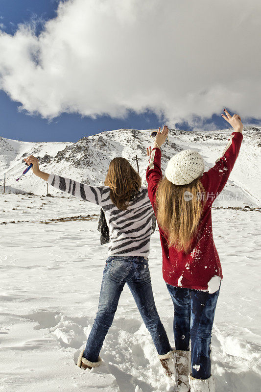 两个年轻人在雪地里享受