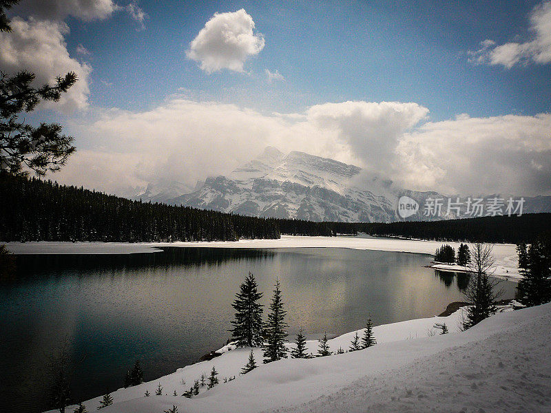 冬季雪山景观-加拿大落基山脉