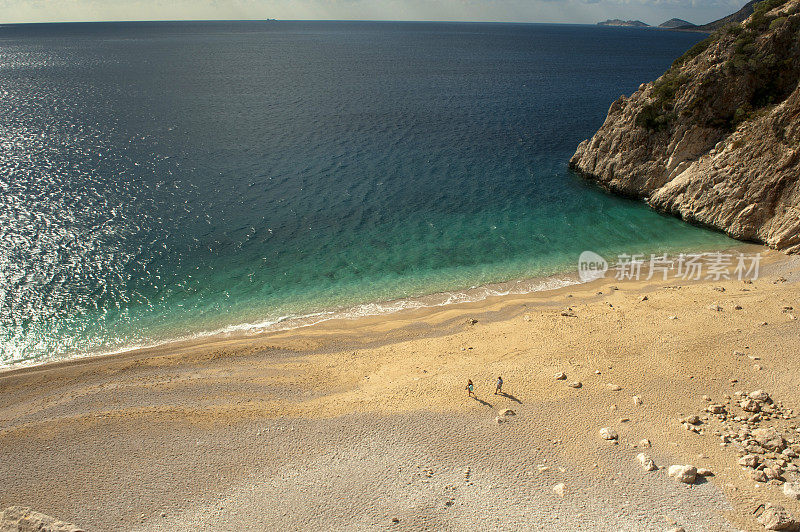 两个游客在著名的海滩，卡布塔斯