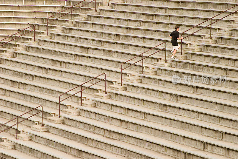 在体育场的楼梯上进行艰苦的锻炼