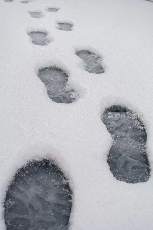 脚步在雪地