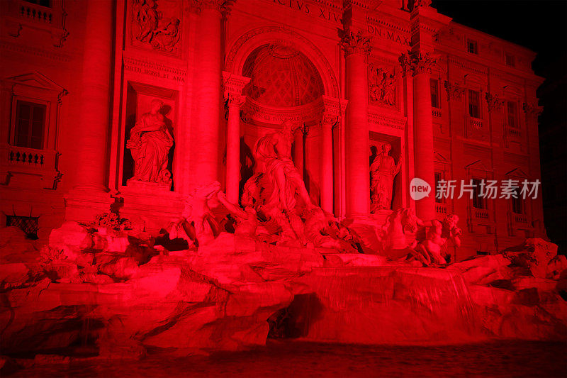 罗马的特莱维喷泉在夜晚被点亮成红色