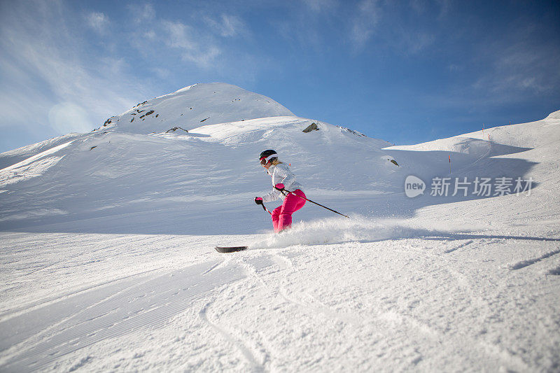 女人滑雪downhill-Sunny