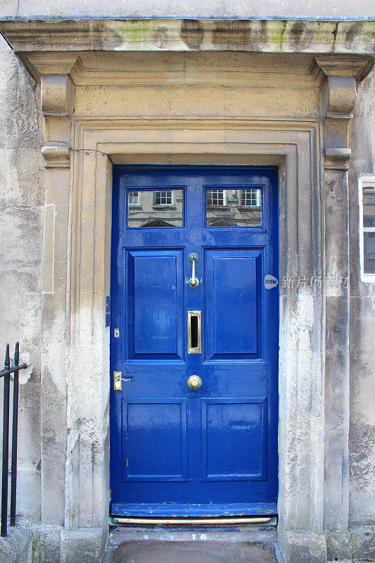 格鲁吉亚风格的蓝色前门，巴斯石