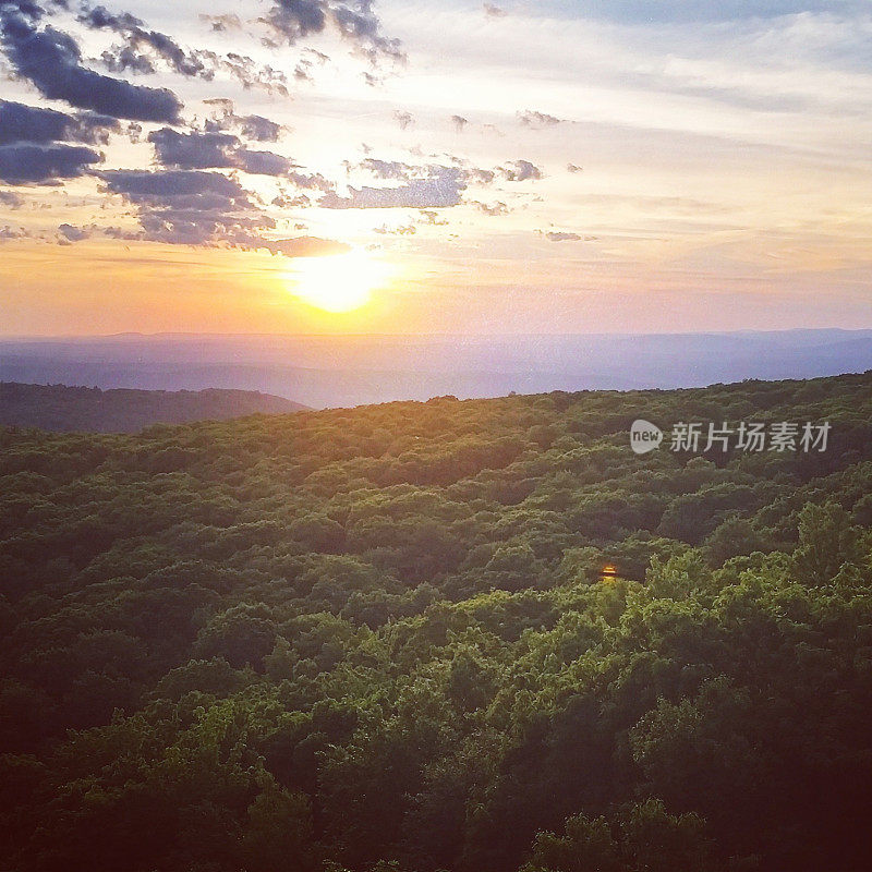 在风景秀丽的卡茨基尔山风景观赏的夏天日落纽约