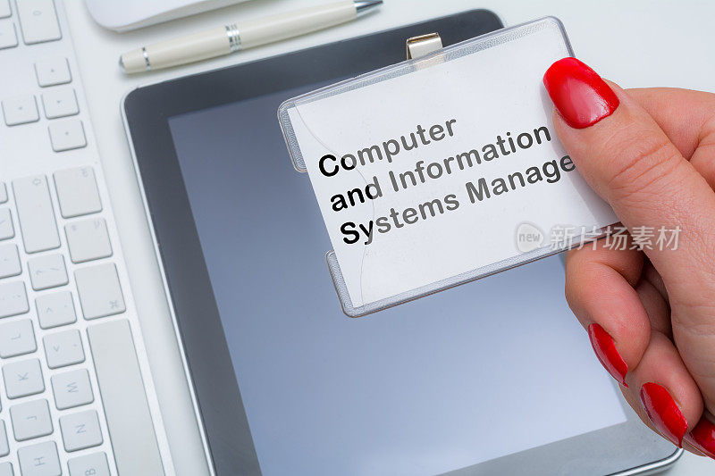 一名妇女在展示标签上的计算机和信息系统经理