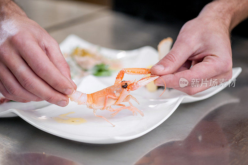 厨师在厨房安排海鲜开胃菜