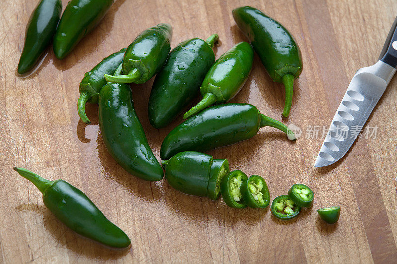 Jalapeños整块，用刀切在木板上