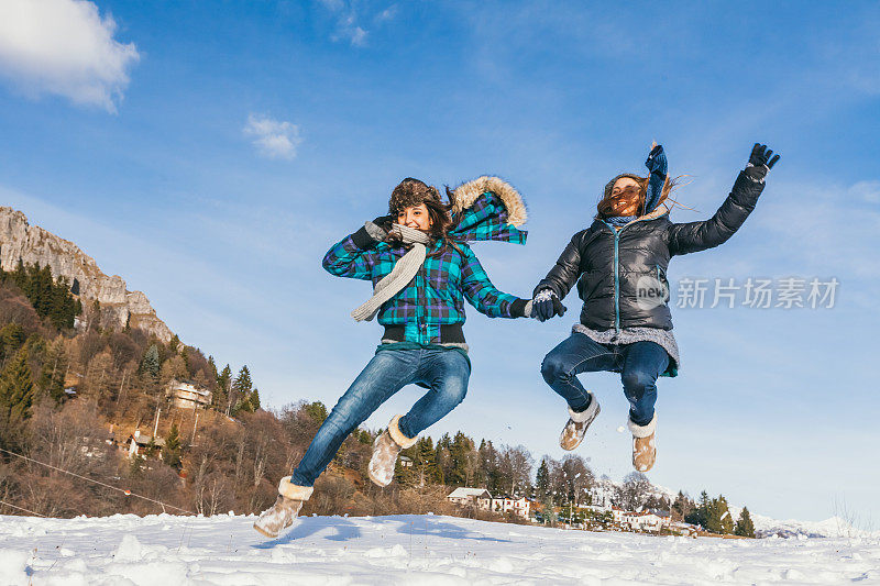 女孩们玩雪玩得很开心