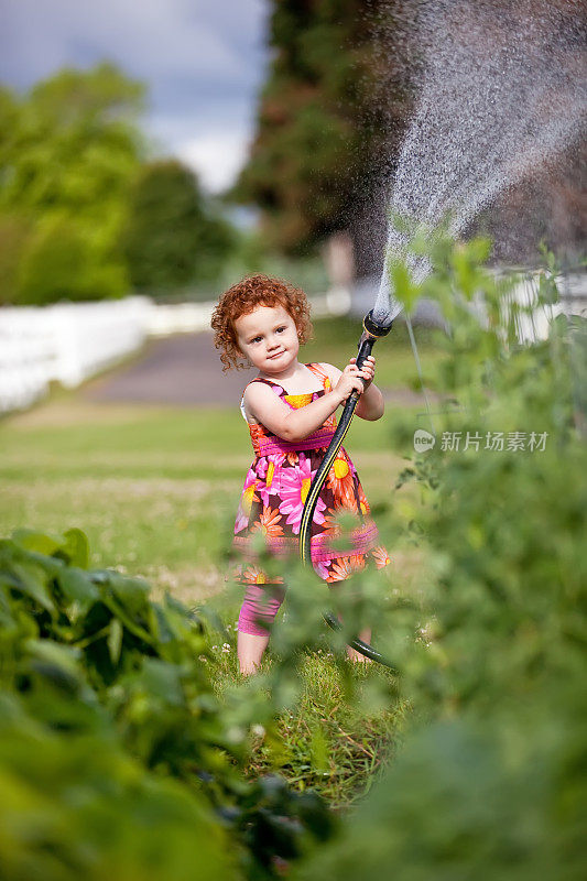 小女孩浇灌花园