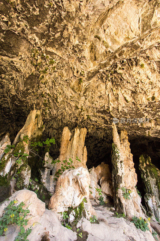克里特岛托波利亚峡谷的阿加索非亚洞穴