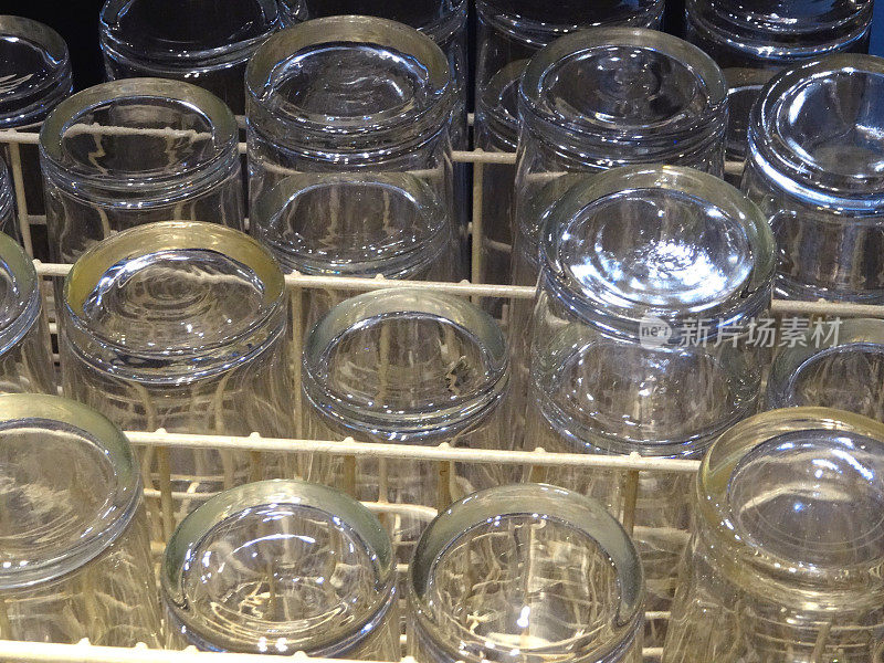 翻转的玻璃杯在洗碗机中干燥的图像