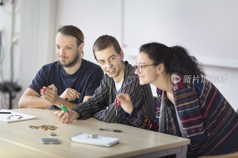 学生在教室里做科学实验