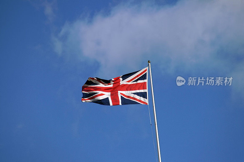 米字旗、英国国旗和蓝天
