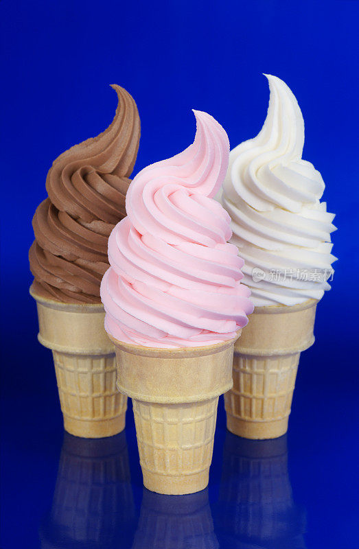 三种口味的甜筒冰淇淋