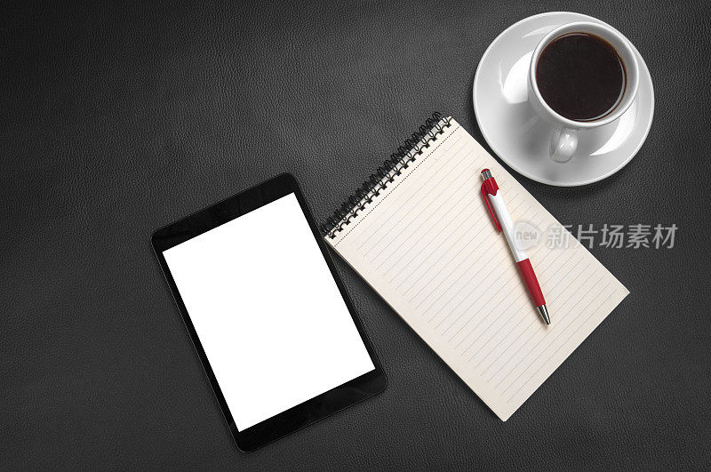 空白笔记本，迷你平板电脑，笔和咖啡