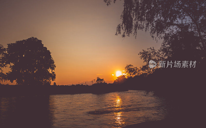 河上的日落