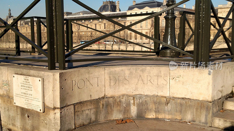 艺术桥塞纳河历史建筑背景法国巴黎