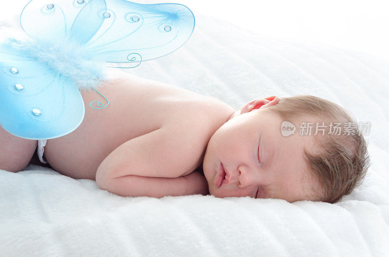 熟睡的小女孩和蓝蝴蝶。