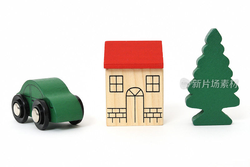 木屋、玩具车和冷杉树