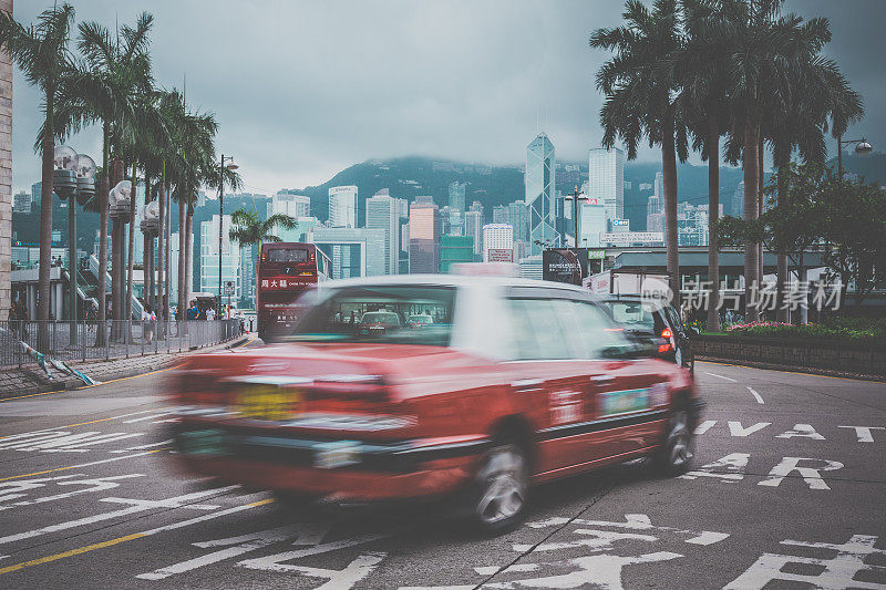 繁忙的香港街道与红色的士出租