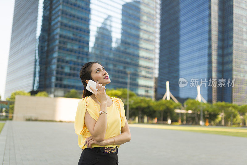 一个亚洲女人在室外打电话