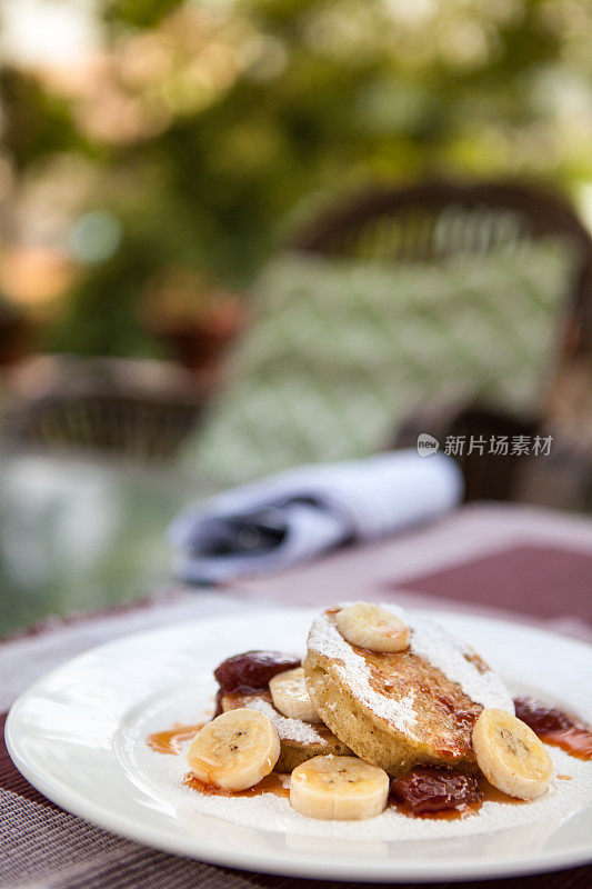 香蕉煎饼摆在桌子上。