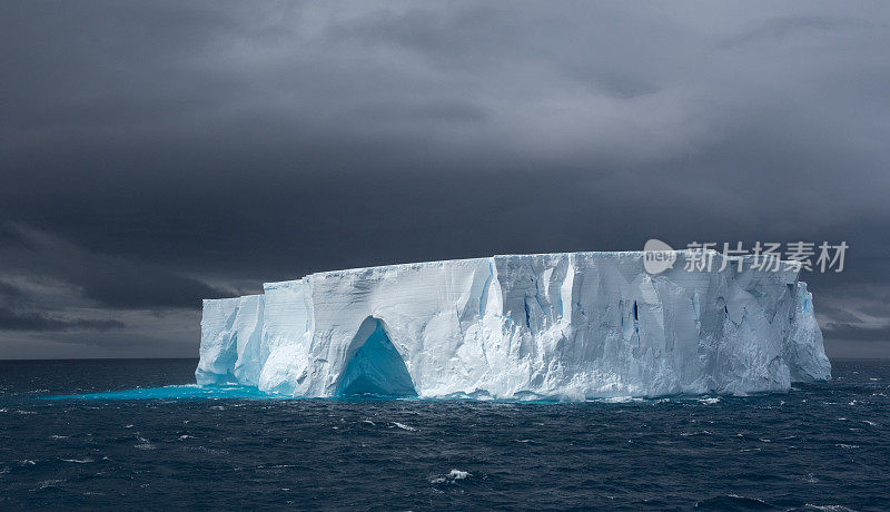 漂浮在南极洲的大型平顶冰山