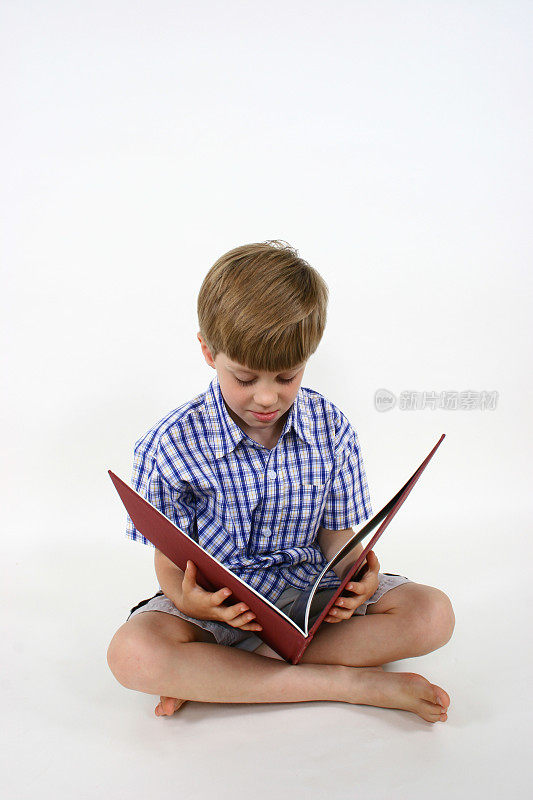 小男孩在看图画书
