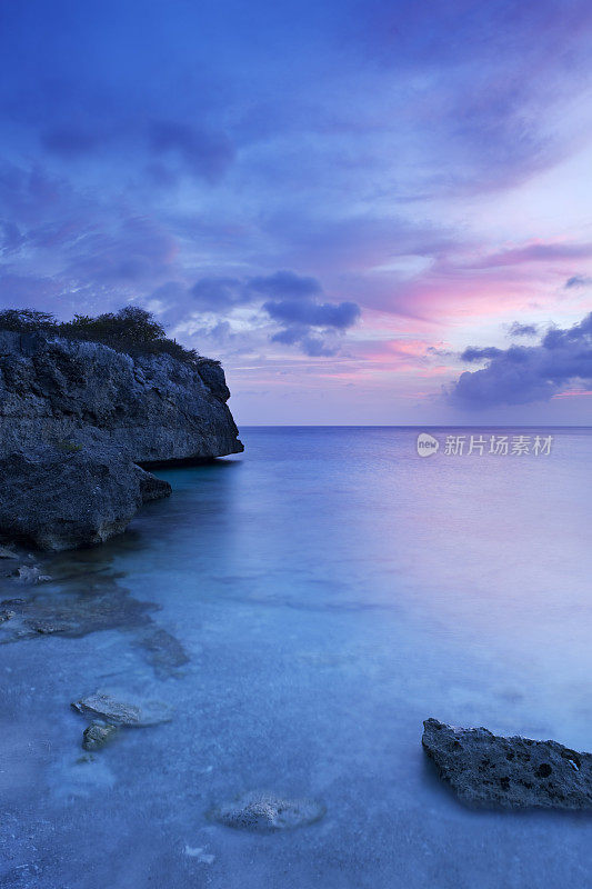 黄昏时分，在Curaçao岛上的岩石海岸