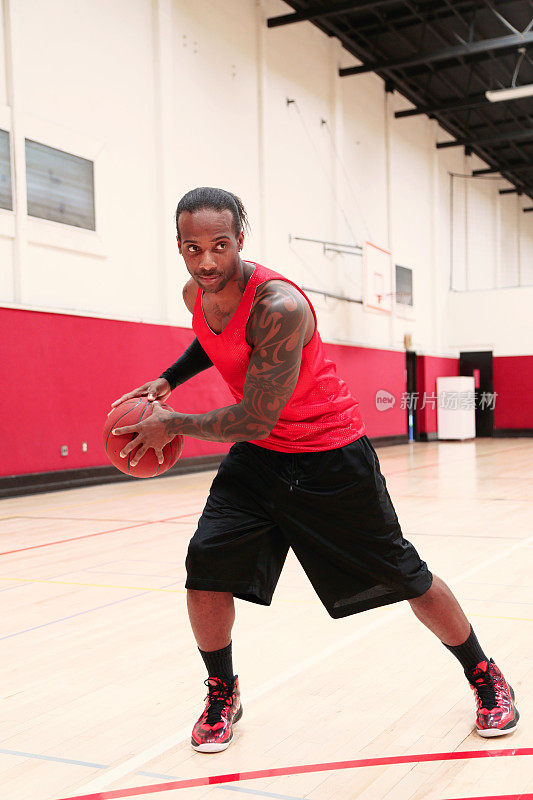 年轻的美国黑人男子打篮球