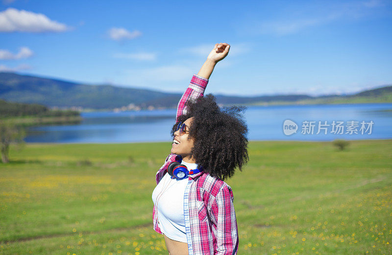 在大自然中听音乐的女人。