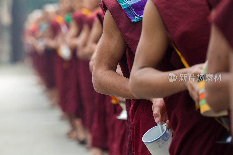排队吃午饭的僧侣——缅甸