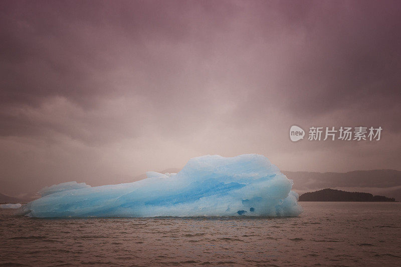 特蕾西海湾戏剧性的冰山