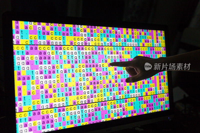 屏幕上的DNA密码用手指向屏幕