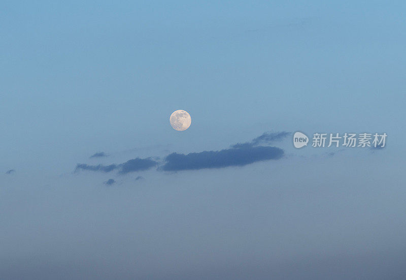 夜空中的月亮和云彩